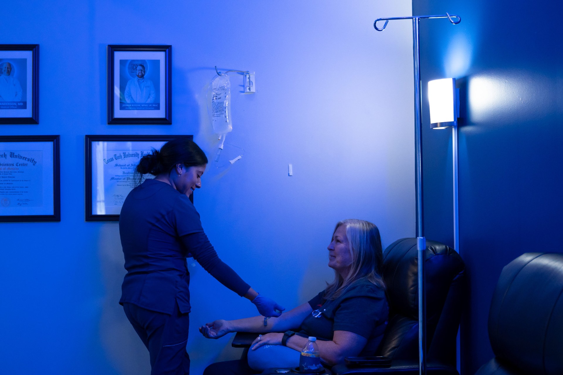 iCRYO Grosse Pointe guest receiving NAD+ therapy with RN supervision