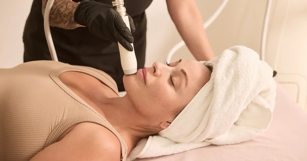 Client receiving T-Shape 2 skin tightening treatment on the abdomen at iCRYO Grosse Pointe